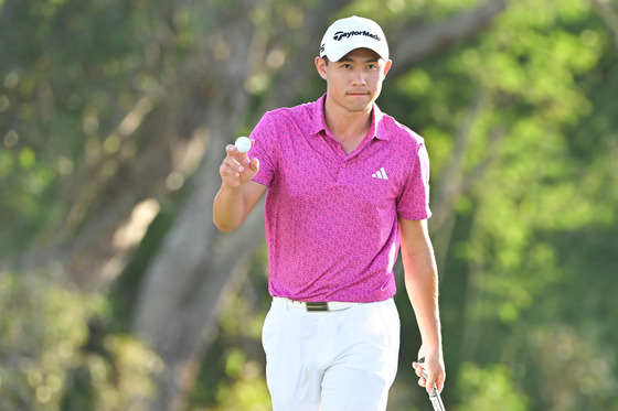 Collin Morikawa waves his ball on the 18th green during the second round of the Sentry Tournament of Champions on The Plantation Course in Kapalua, Maui, Hawaii on Jan. 6.  [GETTY IMAGES]