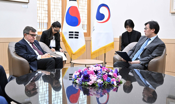 First Vice Minister of Foreign Affairs Chang Ho-jin, right, with Russian Ambassador to Seoul Andrey Borisovich Kulik at the Foreign Ministry on Tuesday. [MINISTRY OF FOREIGN AFFAIRS]