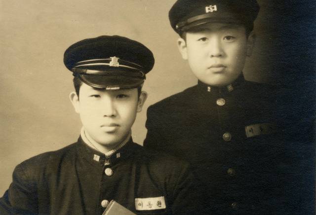 이동원(왼쪽) 목사가 1963년 경복고 졸업 기념으로 첫 번째 남동생인 이동형 장로와 사진을 찍었다.
