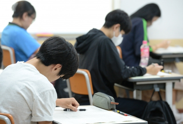 기사의 이해를 돕기 위한 이미지. 기사 내용과 직접 관련 없습니다. 2024학년도 대학수학능력시험 9월 모의평가가 실시된 지난 6일 오전 울산 중구 약사고등학교에서 고3 수험생들이 시험을 치르고 있다. 뉴시스