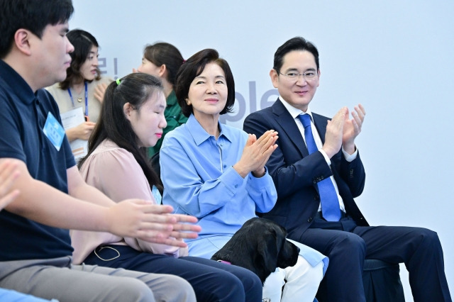 19일 삼성화재 안내견학교에서 열린 삼성 안내견 30주년 기념 행사에 참석한 이재용 삼성전자 회장, 홍라희 전 리움미술관 관장, 시각장애인 파트너들의 모습. 삼성 제공