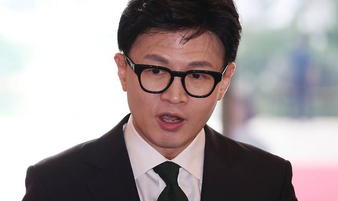 한동훈 법무부 장관이 지난 18일 국회에서 본회의 출석을 위해 입장하던 중 기자들의 질문에 답하고 있다. [사진 출처 = 연합뉴스]