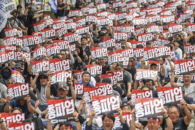 [서울=뉴시스] 정병혁 기자 = 16일 서울 용산구 남영역 인근에서 열린 공공운수노조 공동파업, 철도노조 총파업 승리 결의대회에 참가한 철도노조 조합원들이 피켓을 들고 구호를 외치고 있다. 2023.09.16.