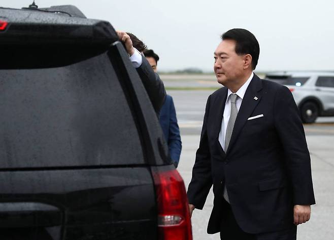 [뉴욕=뉴시스] 전신 기자 = 유엔총회 참석차 미국을 방문한 윤석열 대통령이 18일(현지시간) 뉴욕 JFK 국제공항에 도착해 차량에 탑승하고 있다. 2023.09.19.