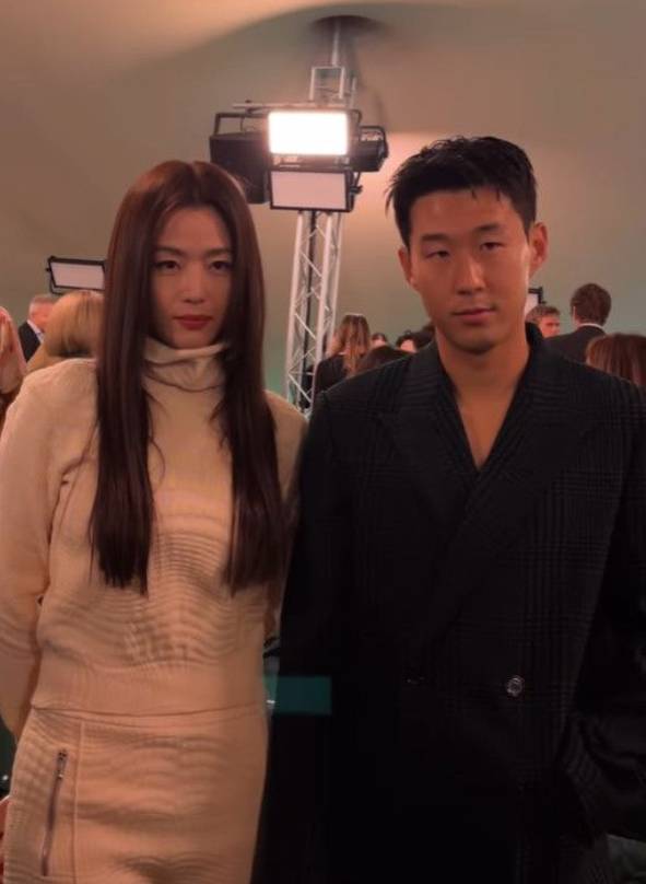 대한민국 대표하는 배우와 축구선수의 투샷이 포착됐다. /사진=더블유 코리아 인스타그램 캡처