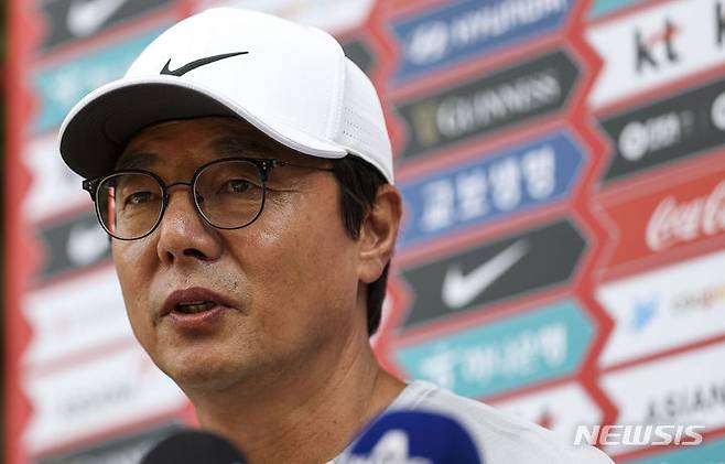 [파주=뉴시스] 정병혁 기자 = 황선홍 항저우 아시안게임 남자축구대표팀 감독이 14일 경기 파주시 파주국가대표트레이닝센터(NFC)에서 취재진의 질문에 답하고 있다. 2023.09.14. jhope@newsis.com