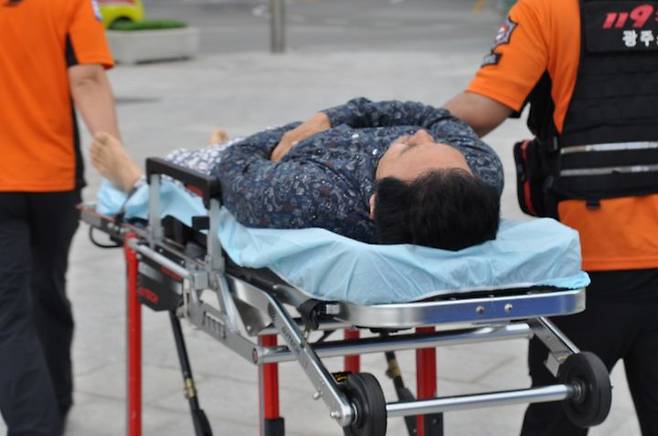 [광주=뉴시스] 친이재명계인 정진욱 더불어민주당 당대표 정무특별보좌역이 동조 단식 투쟁 보름 만인 19일 오전 건강 악화로 광주 동구 5·18민주광장에서 병원으로 이송되고 있다. (사진 = 독자 제공) 2023.09.19 photo@newsis.com *재판매 및 DB 금지