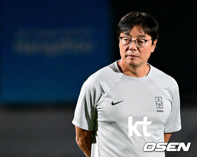 [OSEN=진화(중국), 최규한 기자] 황선홍 감독이 이끄는 대한민국 아시안게임 축구 국가대표팀이 18일 오후 중국 진화의 아이칭고등학교에서 공식 훈련을 펼쳤다. 한국은 오는 내일(19일) 쿠웨이트와 첫 경기를 갖는다. 한국 황선홍 감독이 훈련을 준비하고 있다. 2023.09.18 / dreamer@osen.co.kr