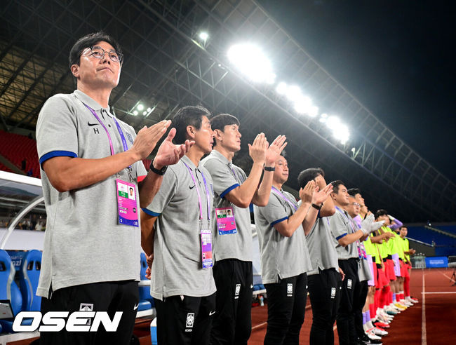 [OSEN=진화(중국), 최규한 기자] 19일 오후 중국 진화 스타디움에서 '제19회 항저우아시아게임' 남자축구 조별리그 E조 1차전 쿠웨이트와 대한민국의 예선 첫 경기가 열렸다.경기를 앞두고 한국 황선홍 감독과 코칭스태프가 박수 보내고 있다. 2023.09.19 / dreamer@osen.co.kr