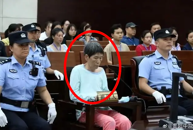 재판을 받고 있는 아동 인신매매범 위화잉. 출처-구이저우중원