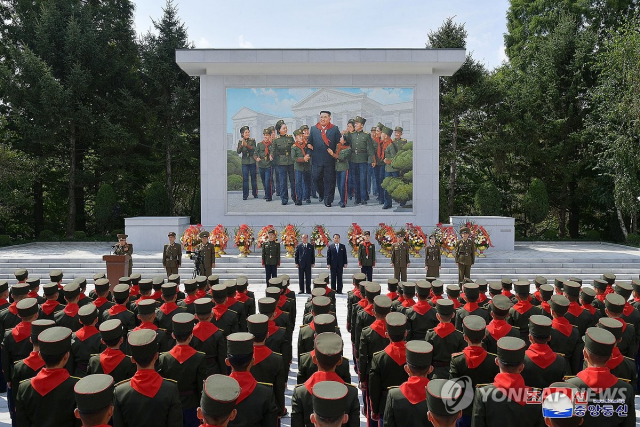 북한이 김정은 국무위원장의 모자이크 벽화를 수도 평양의 주요 장소에도 설치, 우상화 움직임에 박차를 가했다. 연합뉴스