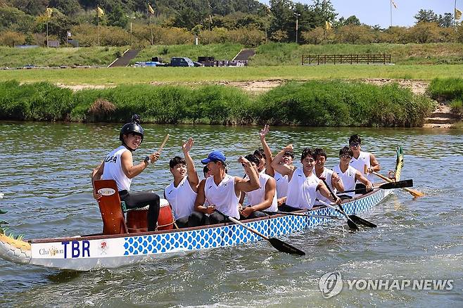 '아시안게임 기대해주세요' (부여=연합뉴스) 이주형 기자 = 대한카누연맹이 7일 제19회 항저우아시안게임 카누 용선 결단식을 연 가운데 이날 오후 국가대표 카누용선 남자팀이 충남 부여군 백마강에서 훈련을 마친 뒤 자신감에 찬 모습을 보인다. 2023.9.7 coolee@yna.co.kr