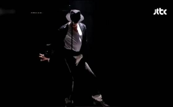 마이클 잭슨이 빌리진을 부르는 모습. (기사와 직접적인 관계없는 자료 사진) 〈사진=JTBC 자료화면〉