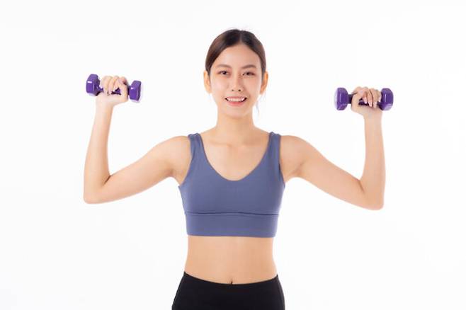 근육을 만들려면 단백질 식품 섭취와 함께 근력 운동을 병행해야 한다. [사진=게티이미지뱅크]