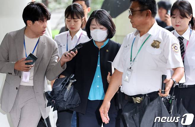 윤미향 무소속 의원이 20일 서울 서초구 서울고등법원에서 열린 정의기억연대 후원금 횡령 혐의 관련 2심 선고 공판에 출석하고 있다. 2023.9.20/뉴스1 ⓒ News1 김성진 기자