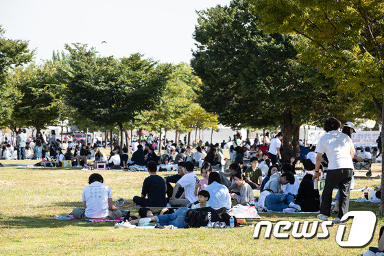 서울 여의도 한강시민공원을 찾은 시민들의 모습. ⓒ News1 유승관 기자