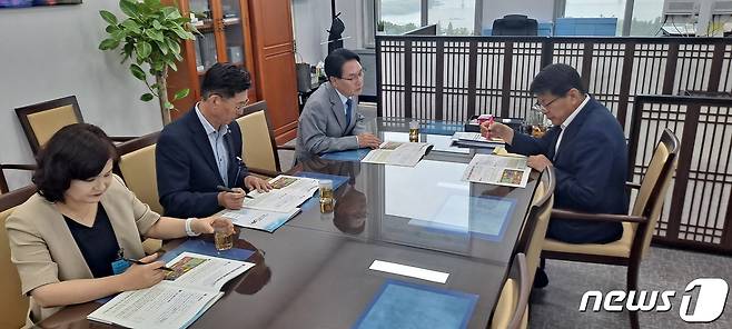 심덕섭  전북고창군수가 20일 서삼석 국회의원(오른쪽)을 만나 내년 국가예산 사업을 설명하고 있다.