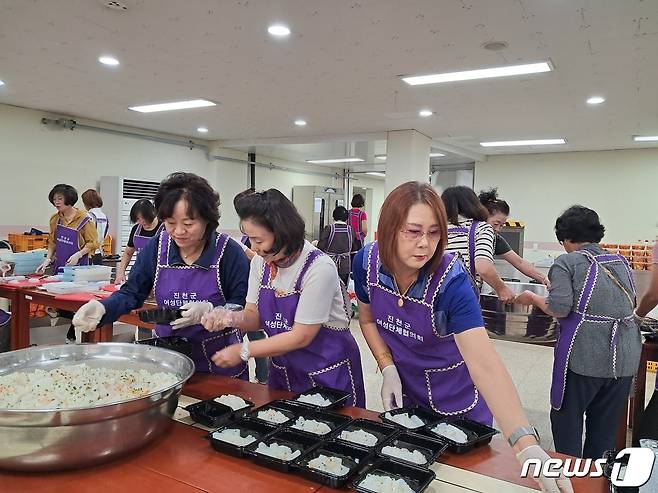 충북 진천군 여성단체협의회가 19~20일 '가족사랑 명절음식 나눔봉사'를 했다.(진천군 제공)/뉴스1