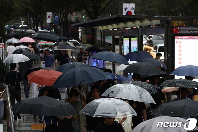 전국에 가을비가 내리고 있는 20일 오후 서울 강남구 강남역 인근에서 우산을 쓴 퇴근길 시민들이 발걸음을 재촉하고 있다. 기상청은 내일 오전까지 전국에 비가 내린 후 선선한 가을날씨를 보이겠다고 밝혔다. 2023.9.20/뉴스1 ⓒ News1 박세연 기자