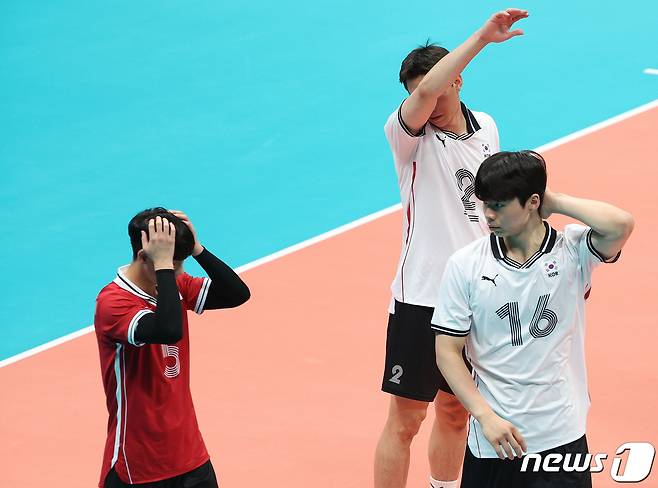 20일 오후 중국 항저우 린핑 스포츠센터체육관에서 열린 2022 항저우 아시안게임 남자 배구 C조 조별리그 대한민국과 인도의 경기에서 세트스코어 2대 3으로 패한 대한민국 선수들이 경기장을 나서고 있다. 2023.9.20/뉴스1 ⓒ News1 신웅수 기자