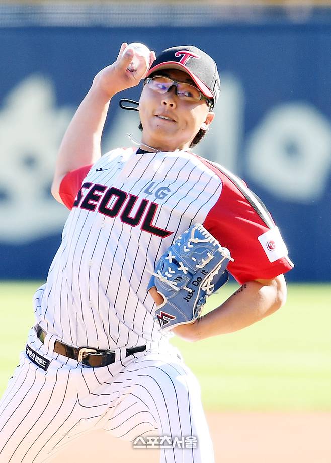 LG 트윈스 이지강이 4일 잠실구장에서 열린 2023 KBO리그 NC 다이노스와 경기에 선발 등판해 힘차게 공을 던지고 있다. 2023. 6. 4.  잠실 | 박진업기자 upandup@sportsseoul.com