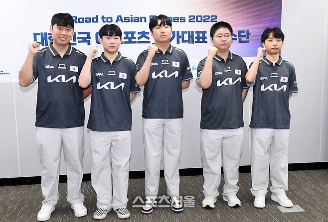항저우 아시안게임 피파 온라인4 국가대표 선수단이 7일 서울 마포구 상암동 에스플렉스센터에서 진행된 미디어데이 행사에서 취재진을 향해 포즈를 취하고 있다. 왼쪽부터 신보석 감독, 선수 박기영, 선수 곽준혁, 전력분석관 박찬화, 전력분석관 박기홍. 박진업기자 upandup@sportsseoul.com