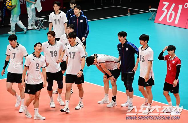 20일 오후 중국 항저우 린핑체육관에서 열린 남자배구 조별리그 1차전 대한민국-인도 전. 대표팀이 풀세트 접전 끝에 인도에 패했다. 경기 종료 후 아쉬워하는 대표팀 선수들. 항저우(중국)=송정헌 기자songs@sportschosun.com/2023.09.20/
