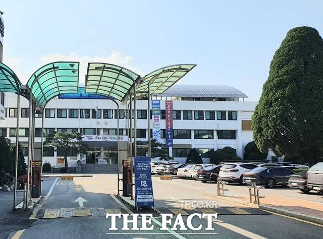 최근 고물가로 인해 소비자의 경제적 부담이 가중되고 있는 가운데, 경기 포천시가 추석을 앞두고 지역경제와 포천 농축산물 소비 활성화를 위한 축제를 잇따라 진행한다. 시는 이달 23일부터 24일까지 이틀간 포천종합운동장에서 '포천 농축산물 축제'와 '제4회 포천시 청년축제'를 연이어 개최한다./고상규 기자