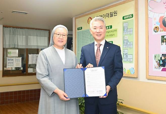 부경대 장영수 총장(오른쪽)과 소화영아재활원 황석자 원장이 협약을 맺고 기념사진을 찍고 있다.