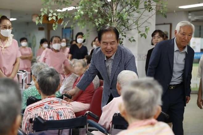 김희수 군수가 복지시설을 방문해 안부를 살피고 있다. [사진제공=진도군]