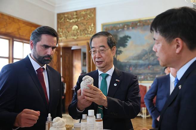 체코를 방문 중인 한덕수 국무총리가 지난 12일(현지시간) 체코 프라하의 아티세메에 설치된 K뷰티 편집 상점을 찾아 체험하며 홍보하고 있다./국무총리실 제공