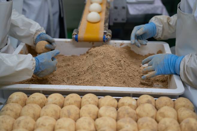 생산 중인 감자빵./씨앤엘영농조합법인 제공