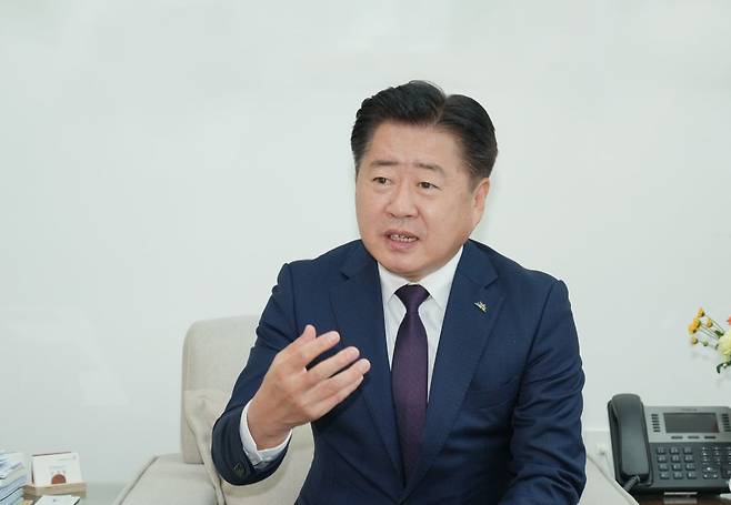 오영훈 제주도지사는 13일 동아일보와의 인터뷰에서 “단순한 친선 방문에서 벗어나 관광과 경제 교류 활성화를 통한 실익을 위해 
지방외교를 펼치고 있다”며 “다양한 교류를 바탕으로 기후 위기와 생태 문제 등 전 지구적 문제 해결에도 목소리를 낼 것”이라고 
말했다. 제주도 제공