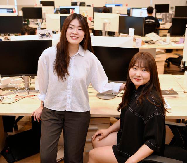 이채린(왼쪽) 최유진 클라썸 공동대표가 서울 테헤란로 사무실에서 인공지능을 이용한 대화형 학습 서비스 '클라썸'을 소개하고 있다. 윤서영 인턴기자