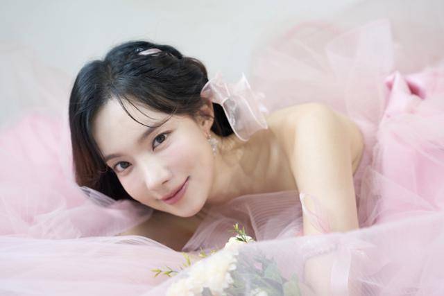 개그우먼 겸 트로트 가수 김나희. 꽃길 엔터테인먼트 제공