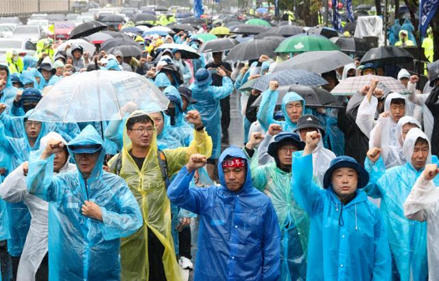 전국금속노동조합 조합원들이 20일 오후 서울 용산구 대통령실 앞에서 결의대회를 열고 구호를 외치고 있다. 뉴시스