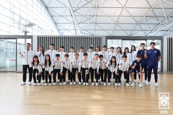 19일 결전지 중국으로 출국한 여자축구대표팀 선수들. 사진=대한축구협회