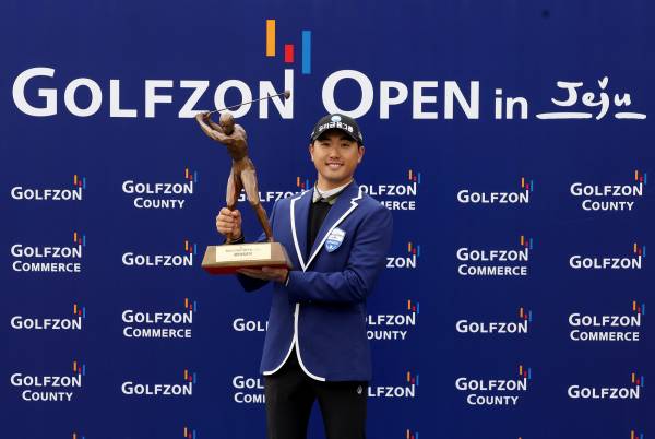 지난 4월 골프존 오픈 in 제주에서 우승한 조우영. KPGA 제공