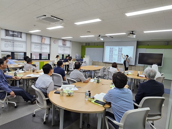 공감·동행·소통의 학교 문화 조성 위한 리더십 워크숍 모습. [사진=충북교육청]