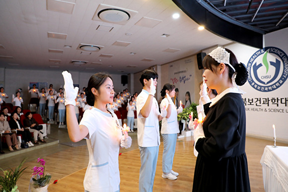 간호학과 2학년 오다빈 학생이 20일 합동강의실에서 나이팅게일 선서를 하고 있다.  [사진=충북보건과학대학교]