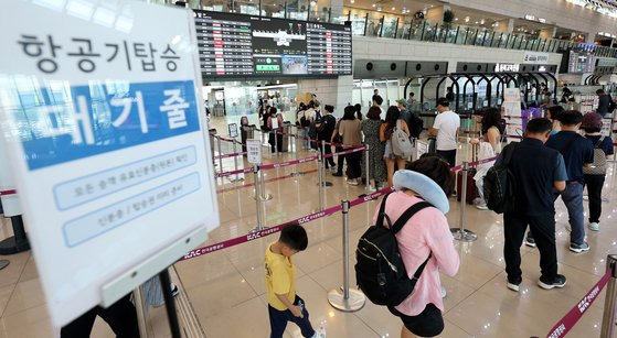 지난 5일 서울 강서구 김포공항 국내선에서 여행객들이 항공기 탑승장을 위해 이동하고 있다.  여행업계에 따르면 엿새간 이어지는 이번 추석 연휴 기간 대비 항공 여행 수요는 지난해 같은 기간 대비 30배 가까이 늘어난 것으로 나타났다.  국내 주요 항공사 역시 연휴 기간 동안 국내선 및 국제선 임시편 편성에 나서고 있다. 뉴스1