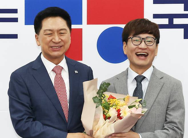 20일 국회에서 열린 국민의힘 입당 환영식에서 김기현 대표가 이날 입당한 개그맨 출신 김영민 씨와 기념촬영을 하고 있다. /사진=연합뉴스