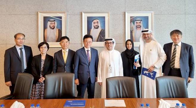 이철우 지사가 UAE 애드녹(ADNOC) 그룹 애드녹 전무이사(가운데) 등 관계자와 기념촬영을 하고 있다.(경북도 제공) 2023.09.20.