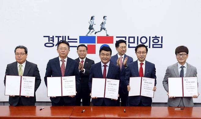 20일 오전 서울 여의도 국회에서 열린 '국민을 위한 도전정신' 입당 환영식에서 김기현 국민의힘 대표가 입당자들과 기념촬영을 하고 있다. 왼쪽부터 조광한 전 남양주시장, 김현준 전 한국토지주택공사 사장, 고기철 전 제주특별자치도경찰청장, 박영춘 전 SK그룹 수펙스추구협의회 부사장, 보수유투버로 활동중인 개그민 김영민. 뒷줄은 김 대표와 윤재옥 원내대표. /사진=뉴시스