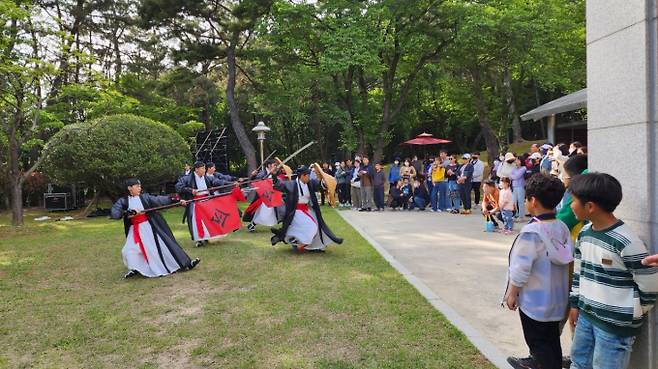 옛 도지사 관사에서 시민을 위한 공연이 열리고 있다./사진=경남도 제공