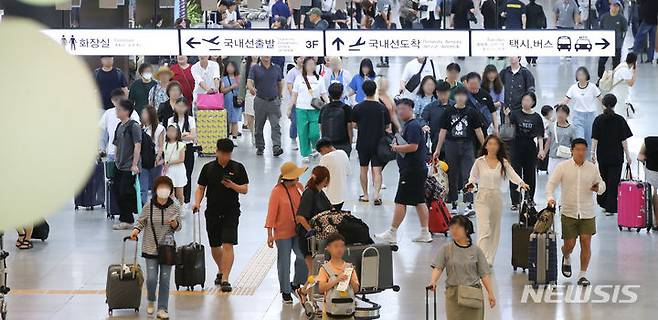 [제주=뉴시스] 우장호 기자 = 제주국제공항 1층 도착장에  관광객들의 발걸음이 이어지고 있다. 2023.09.20. woo1223@newsis.com