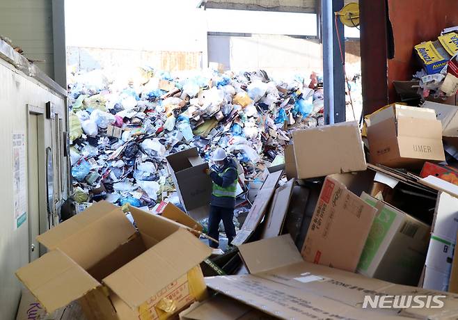 [서울=뉴시스] 이영환 기자 = 지난 1월25일 오전 서울 용산구 재활용센터에서 관계자들이 설 연휴기간 가정에서 쏟아져 나온 재활용품과 생활폐기물 등을 분류하고 있는 모습. 2023.01.25. 20hwan@newsis.com