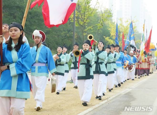 [인천=뉴시스] 김동영 기자 = 30일 오후 인천 연수구 송도국제도시 달빛공원에서 열린 ‘2022년 연수 능허대 문화축제’에서 백제사신들이 문화행렬을 하고 있다. 인천 연수구 대표축제로 다시 돌아온 연수 능허대 문화축제는 ‘새로운 시작, 꿈을 향한 항해’ 라는 주제로 이날과 10월 1일 이틀간 송도달빛공원과 능허대공원 등에서 화려하게 펼쳐진다. 연수구는 앞으로도 오래 전 백제가 능허대를 통해 신문물과 교류했듯이 대한민국이 연수구를 통해 지구촌과 교류할 수 있는 미래교역의 중심지 역할을 축제를 통해 표현하고 발전시킬 방침이다. 2022.09.30. dy0121@newsis.com