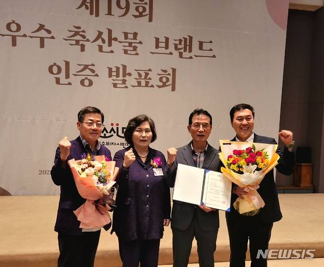 [전주=뉴시스]윤난슬 기자 = 전북도 한우광역브랜드 '참예우'가 16년 연속 '우수 축산물 브랜드'로 선정되는 기염을 토했다.(사진=전북농협 제공)