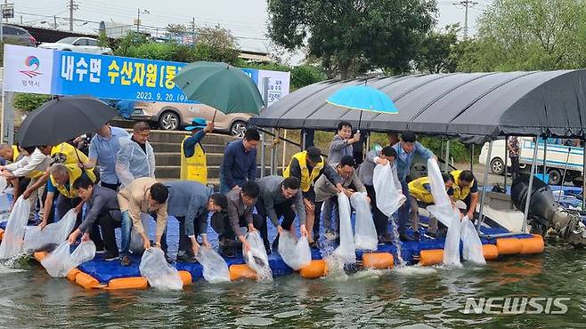 [평택=뉴시스] 평택시 동자개 치어 95만 마리 내수면 방류 행사 모습 (사진 = 평택시 제공)